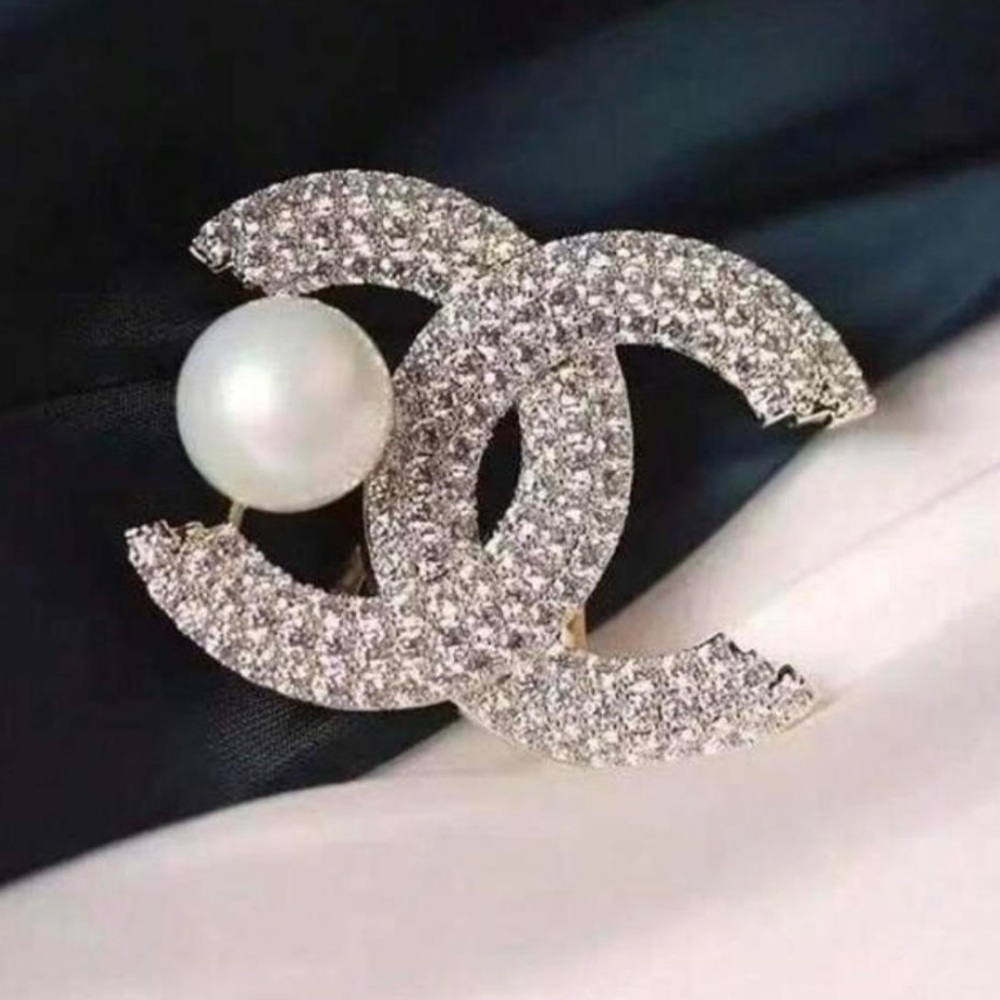 Double C Fashion Gold Tone/
Pearl Brooch, High-End Suit Letter
Diamond Pin - Picture 3 of 9